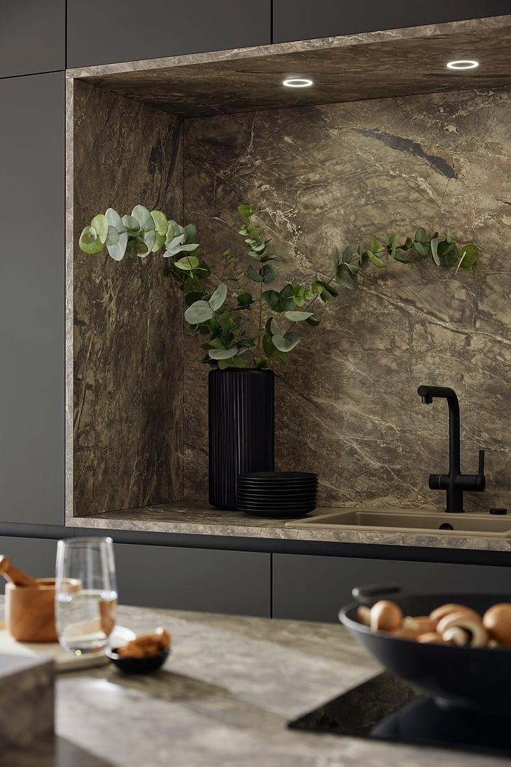 Marble-look niche with integrated lighting in a Nolte kitchen